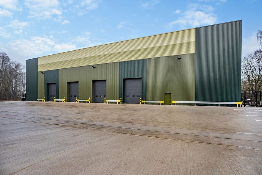 Tower Rd, Stone to rent - Building Photo - Image 2 of 4