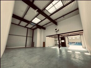 Light Industrial in Saint-Priest to rent Interior Photo- Image 1 of 4