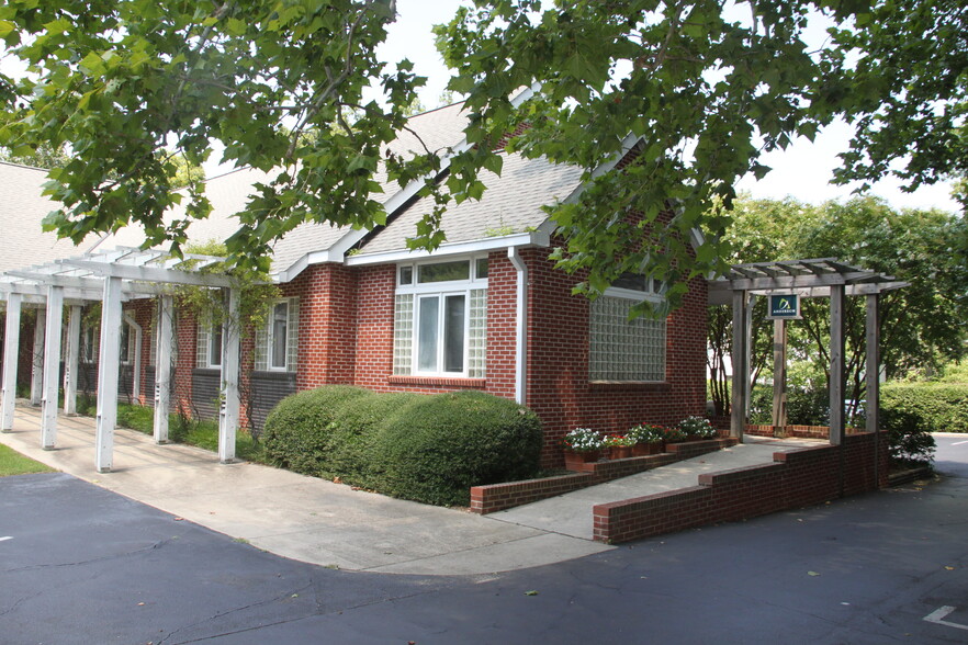 135 W Connecticut Ave, Southern Pines, NC for rent - Building Photo - Image 2 of 7