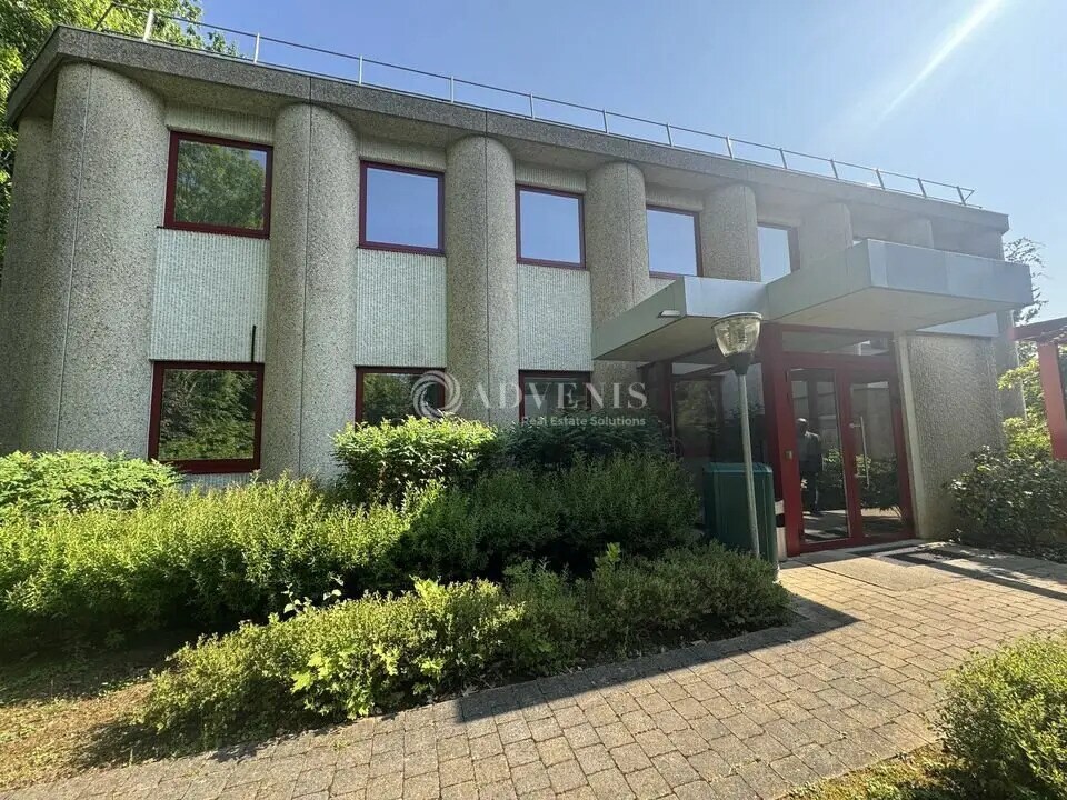 Office in Tremblay-en-France to rent Building Photo- Image 1 of 6