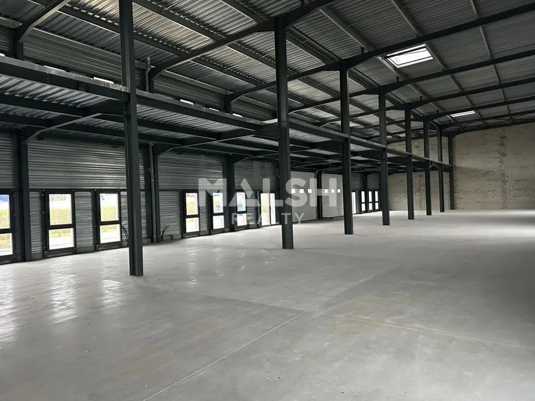 Light Industrial in Bourgoin-Jallieu for sale Building Photo- Image 1 of 10