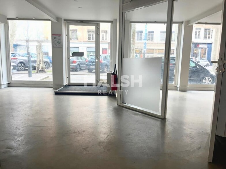 Retail in Lyon to rent - Interior Photo - Image 2 of 8