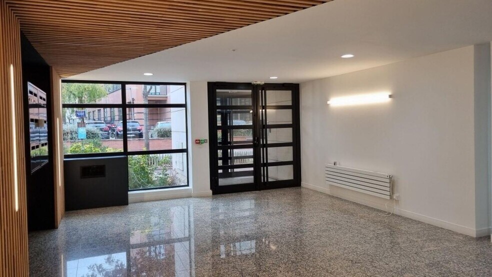 16 Rue Jean Jacques Rousseau, Issy-les-Moulineaux to rent - Lobby - Image 2 of 13