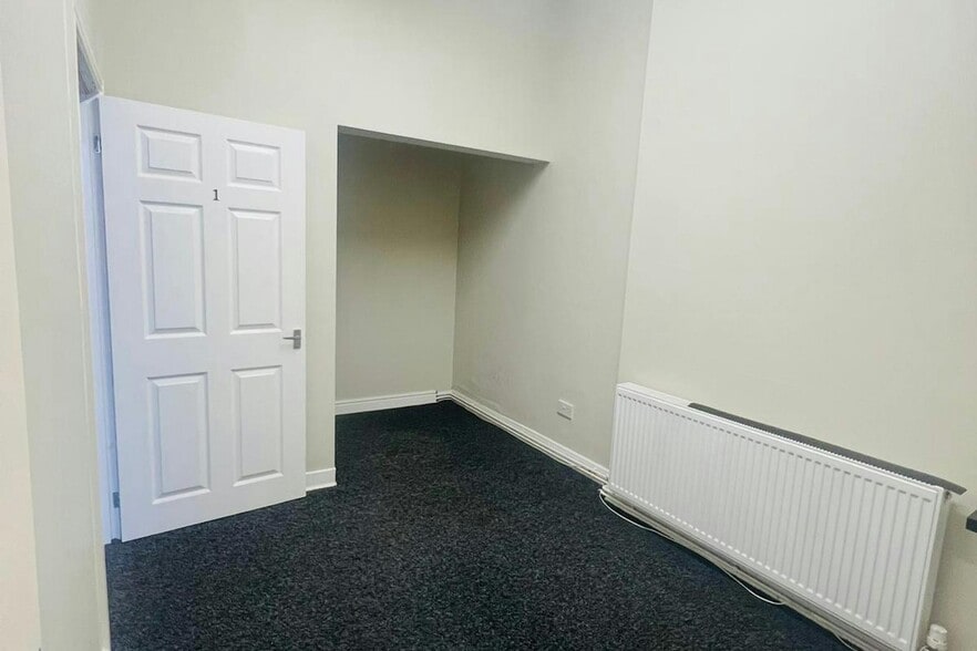 1A Newton St, Greenock to rent - Interior Photo - Image 3 of 7