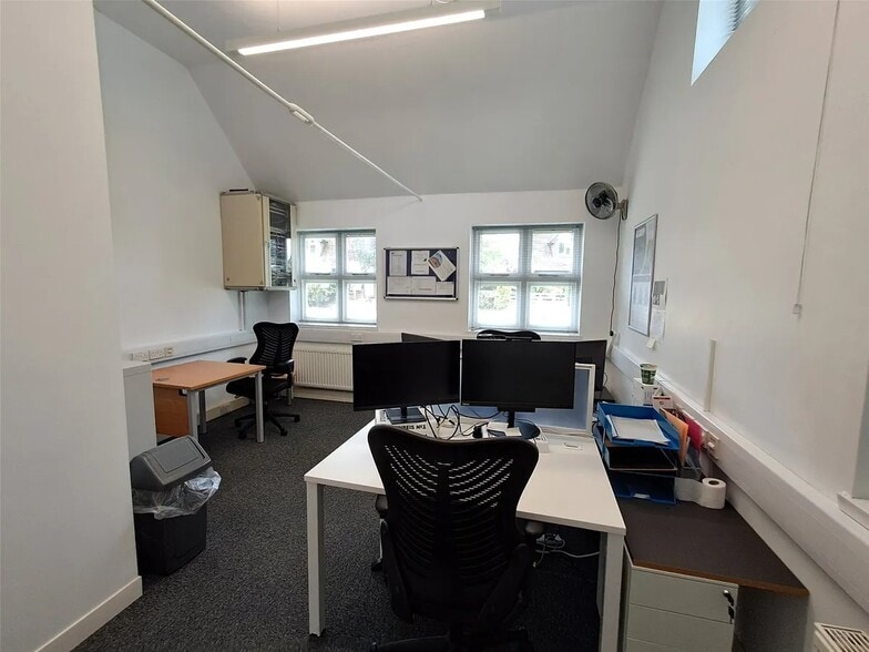 Parvis Rd, West Byfleet to rent - Interior Photo - Image 2 of 8