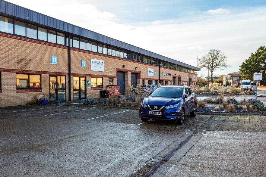 Newton Rd, Crawley to rent - Building Photo - Image 1 of 12