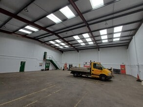 120-122 Camford Way, Luton to rent Interior Photo- Image 2 of 3