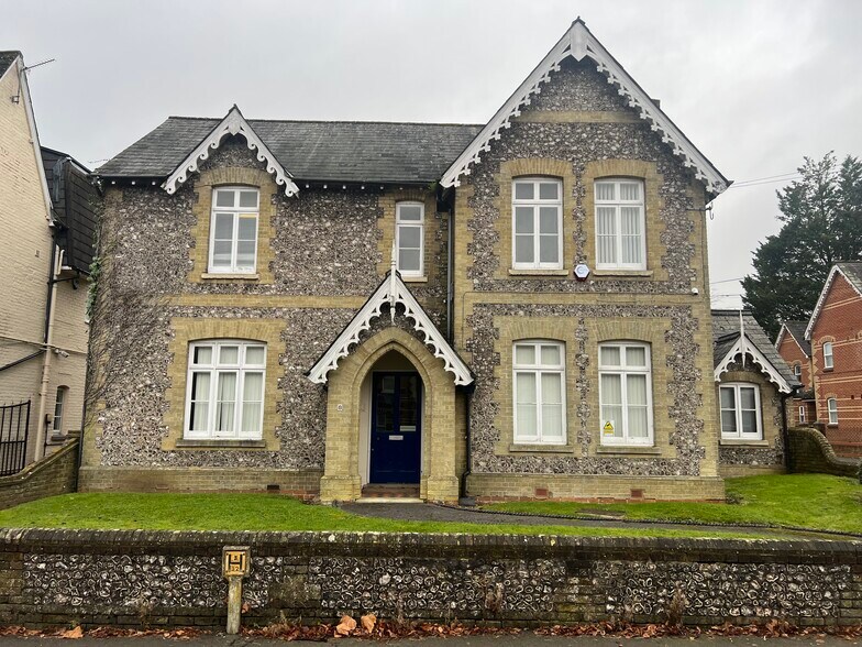 8 Fairfields Rd, Basingstoke for sale - Primary Photo - Image 1 of 1