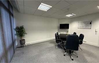 5 Waterberry Dr, Waterlooville to rent Interior Photo- Image 2 of 4