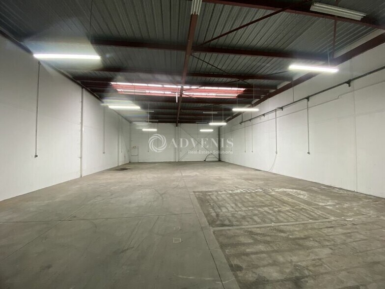 Light Industrial in Buc to rent - Interior Photo - Image 1 of 6