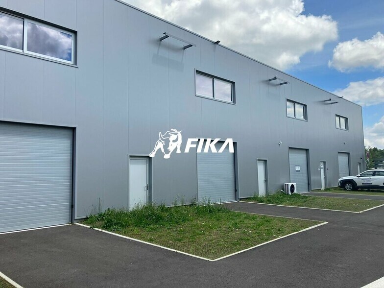 Light Industrial in Castanet-Tolosan for sale - Building Photo - Image 1 of 6
