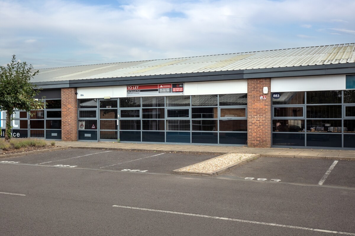 882 Plymouth Rd, Slough to rent Building Photo- Image 1 of 2