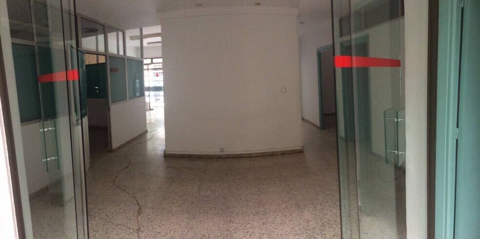 Retail in Seville, Sevilla to rent - Interior Photo - Image 1 of 7