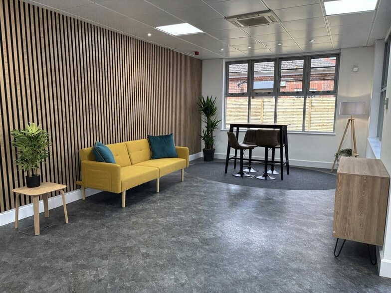 St Cloud Way, Maidenhead to rent - Interior Photo - Image 2 of 9