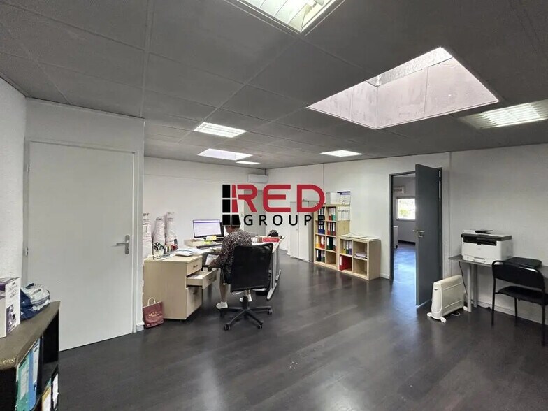 Office in Venelles to rent - Building Photo - Image 3 of 4