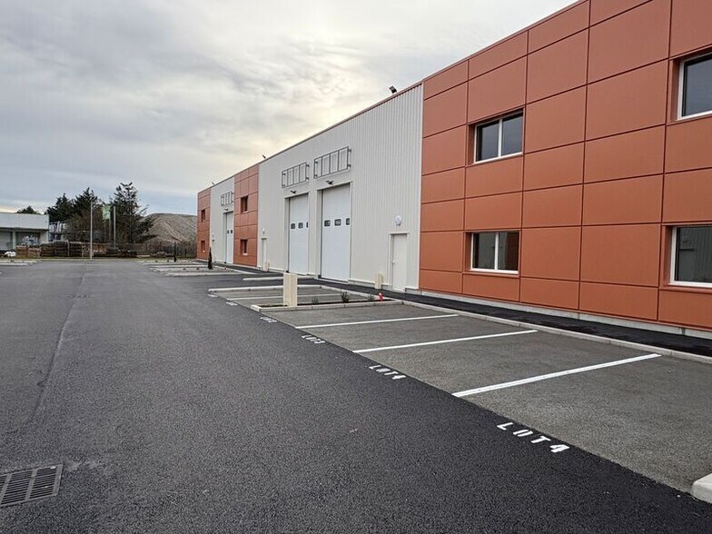 Light Industrial in Chassieu to rent - Building Photo - Image 2 of 7