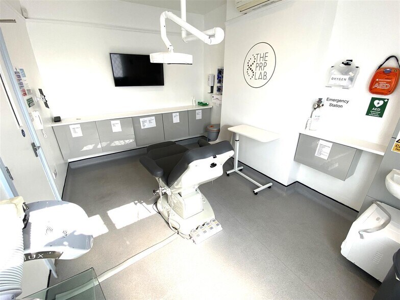 113 High Rd, Loughton to rent - Building Photo - Image 2 of 11