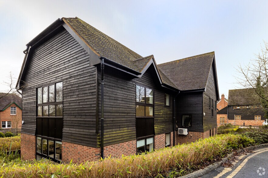 Old Woking Rd, Old Woking to rent - Building Photo - Image 2 of 8