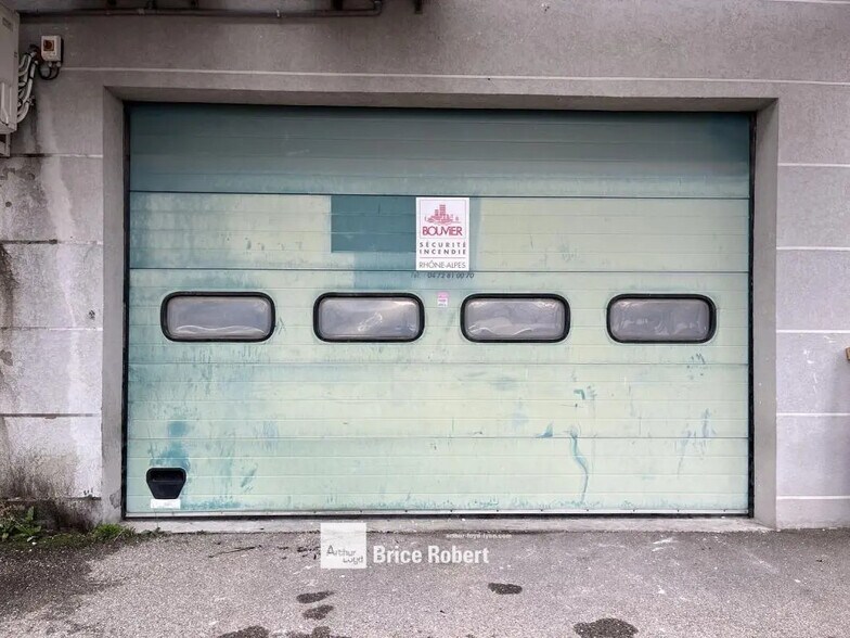 Light Industrial in Bron to rent - Building Photo - Image 1 of 6