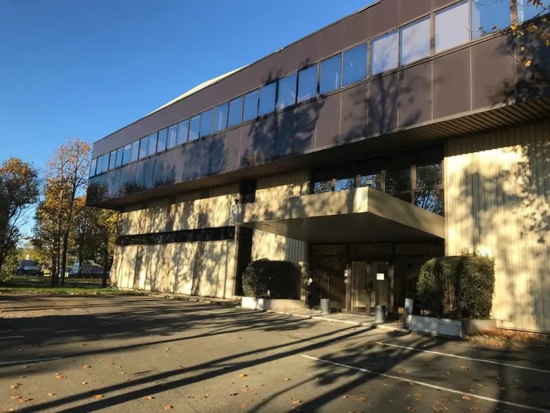16 Rue Albert Einstein, Trappes to rent Building Photo- Image 1 of 7