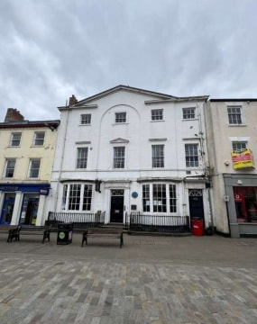 5-7 Market Pl, Pontefract to rent - Primary Photo - Image 1 of 1