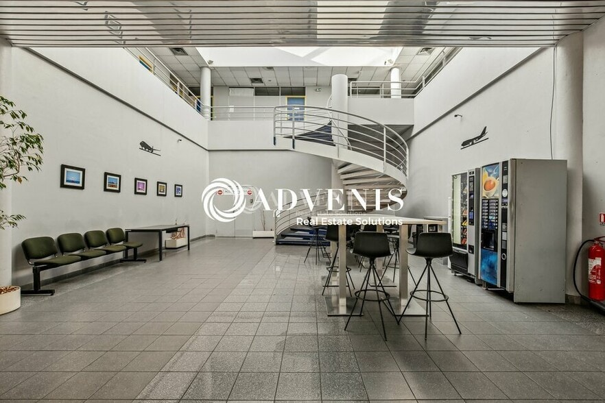 Office in Villepinte for sale - Lobby - Image 3 of 10