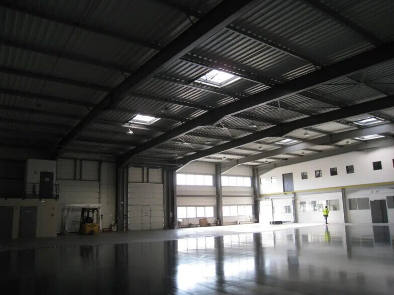 Industrial in Aubagne to rent - Interior Photo - Image 1 of 9