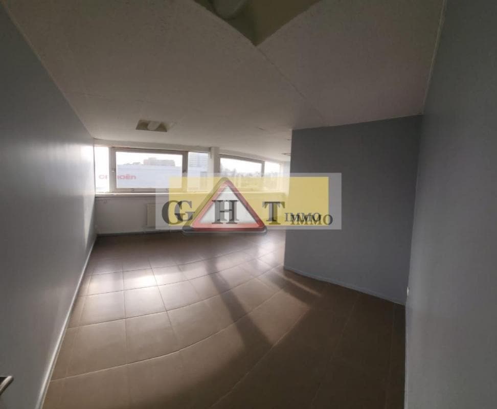 Office in Boissy-Saint-Léger to rent Interior Photo- Image 1 of 3