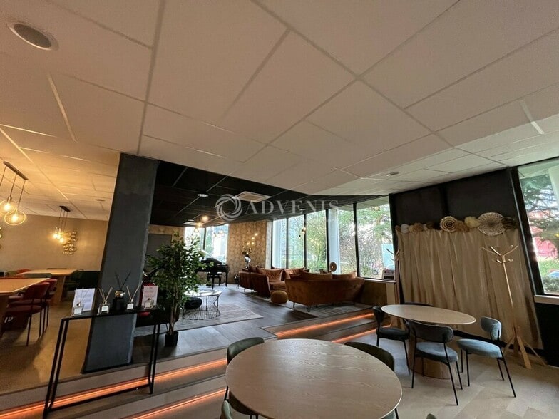 12 Rue Paul Dautier, Vélizy-Villacoublay to rent - Interior Photo - Image 3 of 9