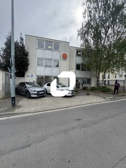 Office in Bobigny to rent - Building Photo - Image 1 of 8