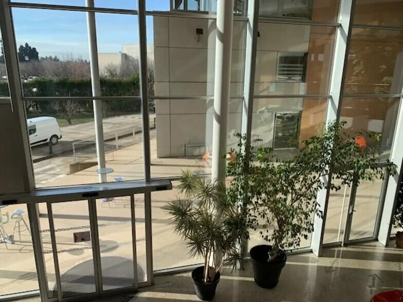 Office in Avignon to rent - Lobby - Image 3 of 8