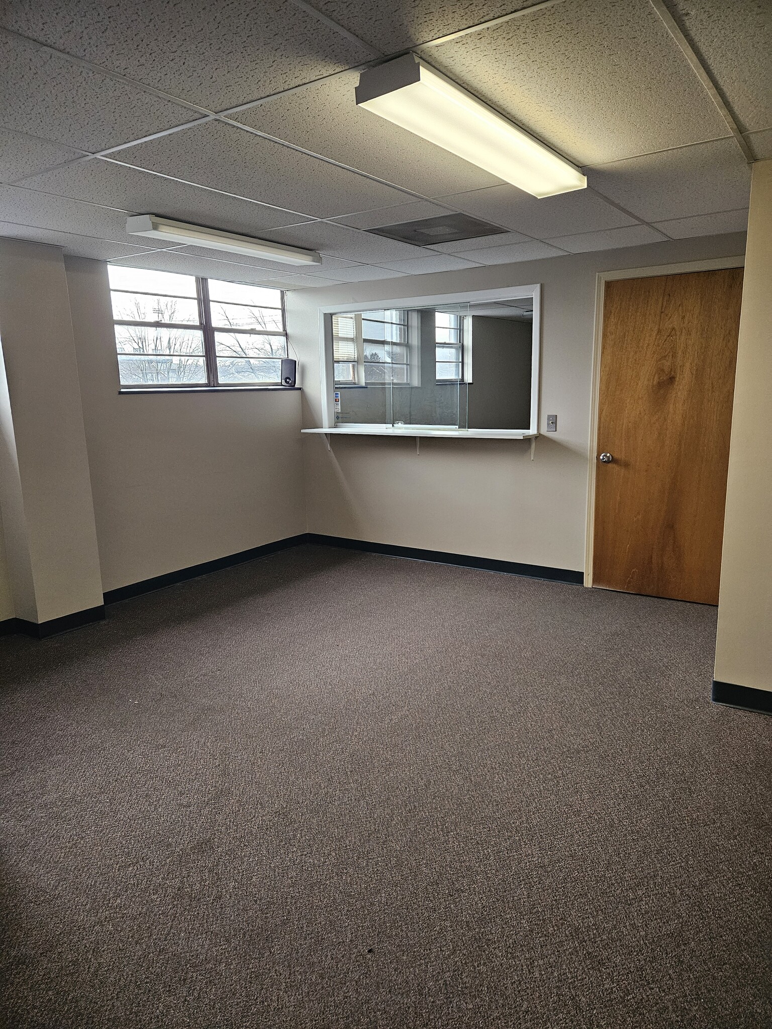 35 E Elizabeth Ave, Bethlehem, PA to rent Interior Photo- Image 1 of 3