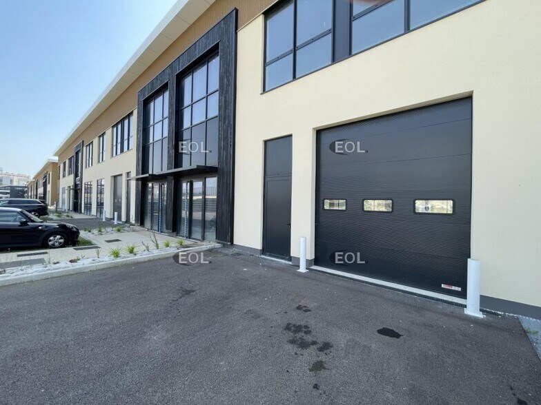 Light Industrial in Nanterre to rent - Building Photo - Image 2 of 19