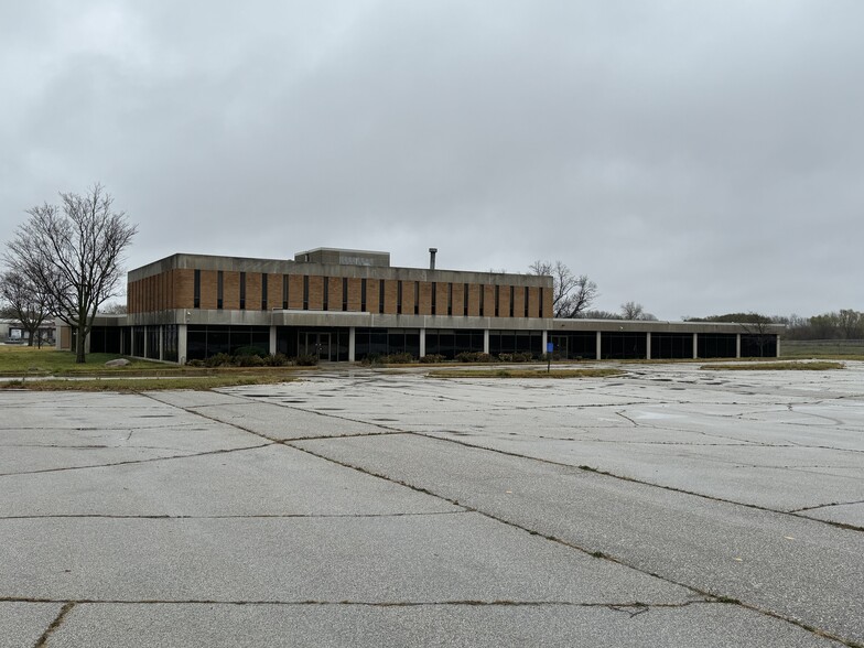 2827 8th Ave S, Fort Dodge, IA for sale - Building Photo - Image 3 of 34