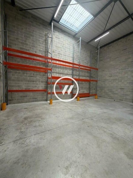 Industrial in Groslay to rent - Interior Photo - Image 3 of 10
