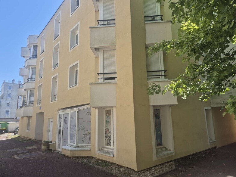 2 Place Nicolas Poussin, Montigny-le-Bretonneux to rent - Building Photo - Image 2 of 2