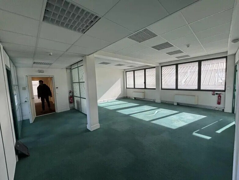 Office in Colombes to rent - Interior Photo - Image 2 of 4