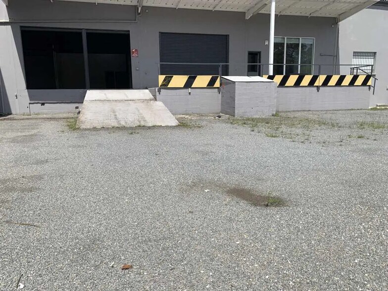 Light Industrial in Lormont to rent - Building Photo - Image 2 of 12