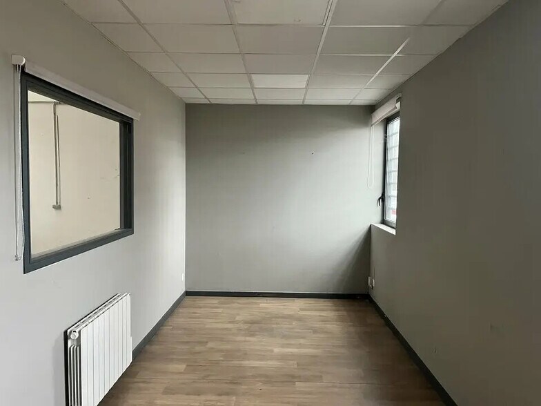 9 Rue Du Dauphiné, Saint-Priest to rent - Interior Photo - Image 3 of 6