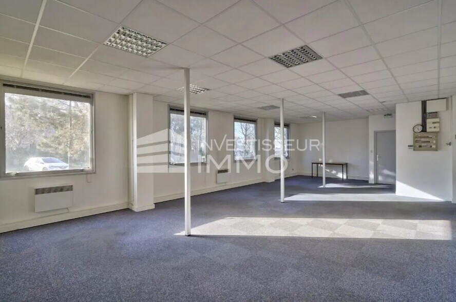 Light Industrial in Torcy to rent - Interior Photo - Image 3 of 5