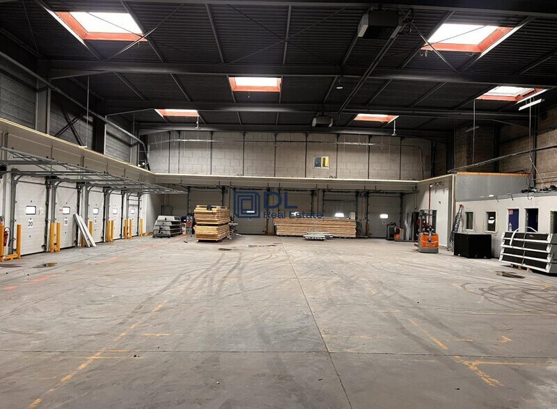 Industrial in Orly to rent - Interior Photo - Image 1 of 11