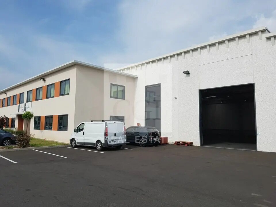Location Local d'activités 922 m² - Photo 1
