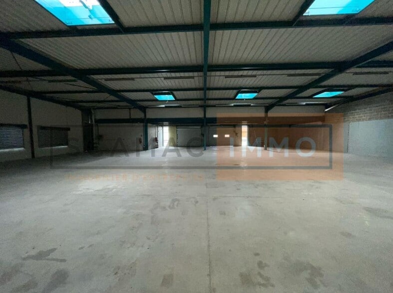 Light Industrial in Tremblay-en-France to rent - Interior Photo - Image 2 of 29