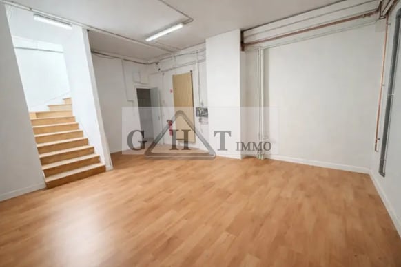 Retail in Paris to rent - Interior Photo - Image 2 of 3