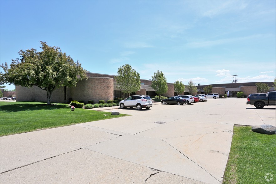 7314-7515 19 Mile Rd, Sterling Heights, MI for rent - Building Photo - Image 1 of 5