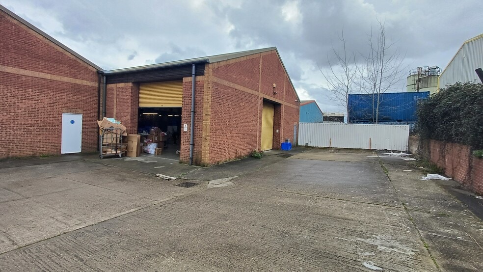 Hurricane Way, Wickford to rent - Building Photo - Image 3 of 5