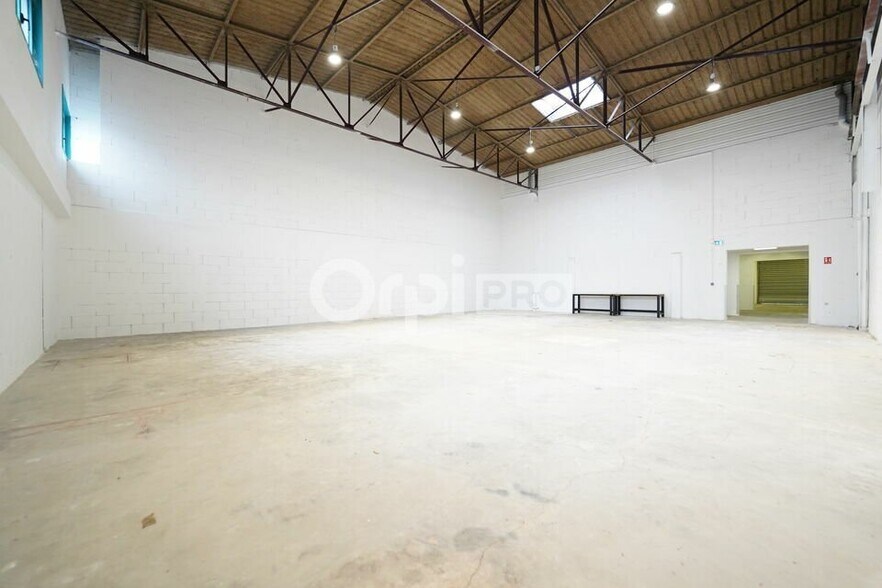 1 Rue Jules Serval, Vénissieux to rent - Building Photo - Image 2 of 27