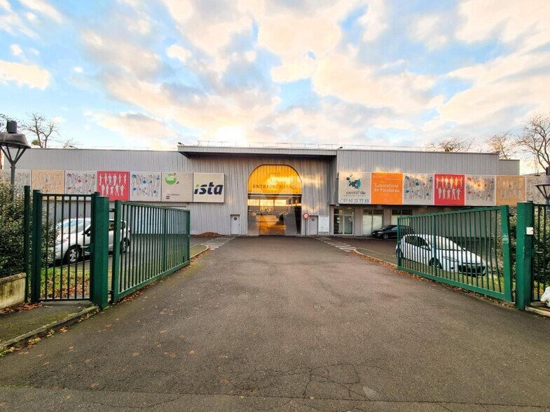 Light Industrial in Palaiseau to rent - Building Photo - Image 1 of 8