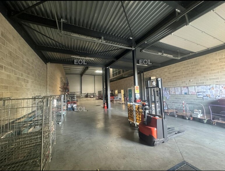 Light Industrial in Collégien to rent - Interior Photo - Image 2 of 9