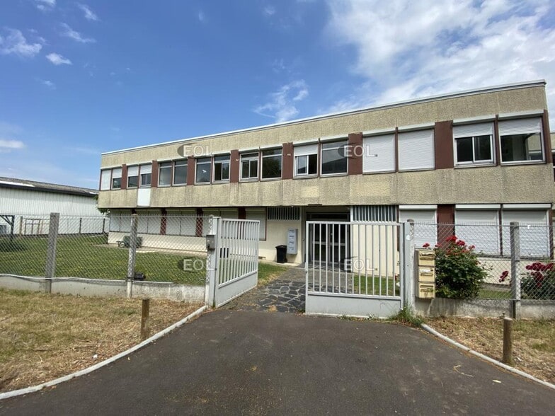 Office in Les Clayes-sous-Bois to rent - Building Photo - Image 1 of 7